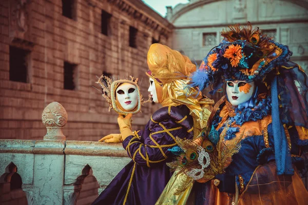 Farbenfrohe Karnevalsmasken bei einem traditionellen Fest in Venedig, ita — Stockfoto