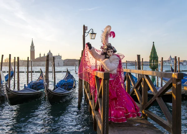 Venedik, Ita geleneksel bir festivalde renkli karnaval maskeleri — Stok fotoğraf