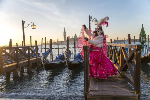 Venedik, Ita geleneksel bir festivalde renkli karnaval maskeleri — Stok fotoğraf