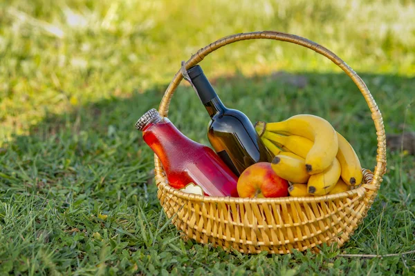 Cesto Picnic Con Vino Frutta Sul Prato Verde — Foto Stock