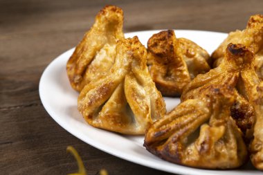 Beyaz bir tabakta kızarmış khinkali. Gürcü mutfağı..