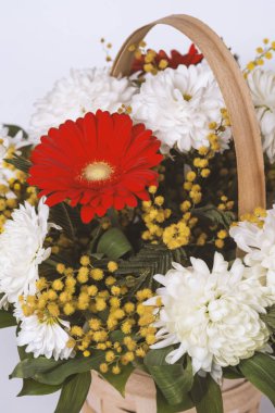 Sepette beyaz zemin üzerine çiçek buketi