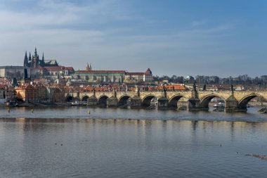 Prag 'daki Charles Köprüsü, yaz günü..
