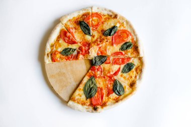 Danışma Kurulu beyaz zemin üzerine lezzetli sebze pizza