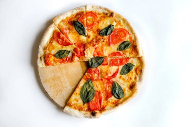 Danışma Kurulu beyaz zemin üzerine lezzetli sebze pizza