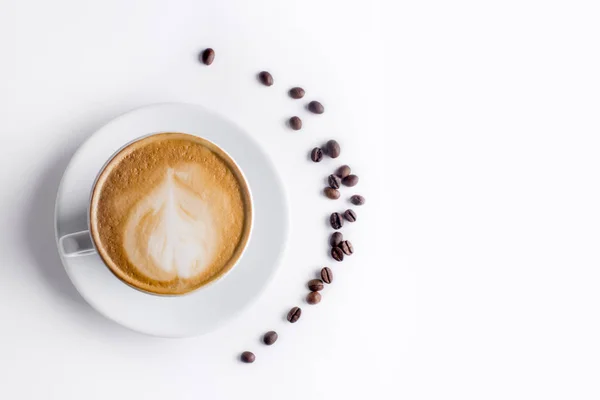 Café y granos de café sobre un fondo blanco. cappuccino co — Foto de Stock