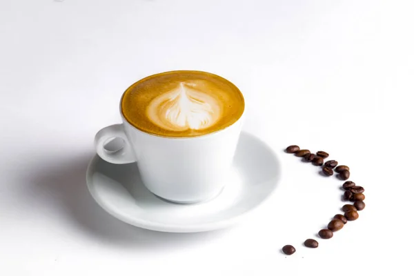 Cafea și boabe de cafea pe un fundal alb. cappuccino co — Fotografie, imagine de stoc