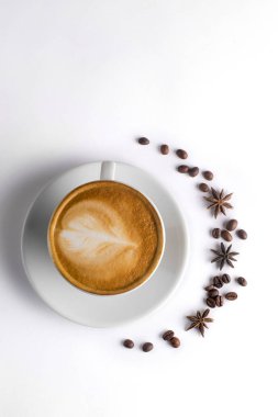 Beyaz arka planda kahve ve kahve taneleri. kapuçino co