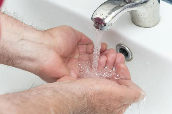 Velho Homem Lava Mãos Banheiro — Fotografia de Stock