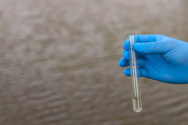 Una Muestra Agua Del Río Mano Guante Recoge Agua Tubo — Foto de Stock