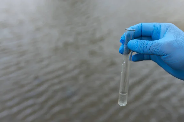 Uma Amostra Água Rio Luva Mão Recolhe Água Num Tubo — Fotografia de Stock