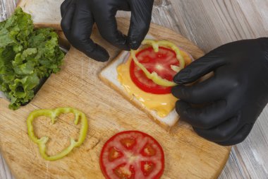 Pişirme sandviçi. Çeşitli dolgular ve malzemeler. Ev yapımı Fast Food konsepti.