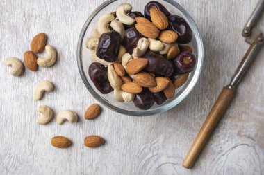 Beyaz ahşap arka planda fındık ve hurma karışımı. Üst görünüm. Sağlıklı yemek.