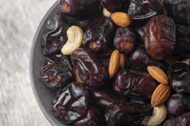 Beyaz ahşap arka planda fındık ve hurma karışımı. Üst görünüm. Sağlıklı yemek.