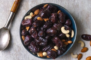 Beyaz ahşap arka planda fındık ve hurma karışımı. Üst görünüm. Sağlıklı yemek.