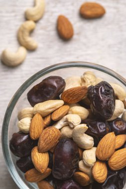 Beyaz ahşap arka planda fındık ve hurma karışımı. Üst görünüm. Sağlıklı yemek.