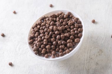 Kahvaltı: Çikolata topları, taze inek sütü, seçici odak