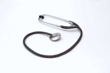 Stetoskop darbe beyaz arka plan üzerinde kontrol etmek için