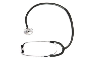 Şarap bardağa doldurulur. Şarap spreyinin yakınına. Şarap ve üzümler masada.