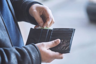 adam cüzdanından para çeker