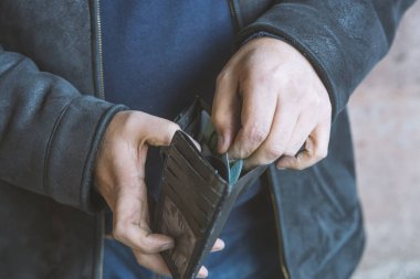 adam cüzdanından para çeker