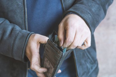 adam cüzdanından para çeker