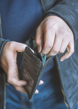 adam cüzdanından para çeker