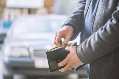 adam cüzdanından para çeker