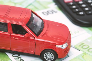 kırmızı araba ve para, Euro ve dolar. Sigorta konsepti