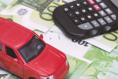 kırmızı araba ve para, Euro ve dolar. Sigorta konsepti