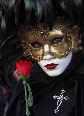 Venedik, İtalya 'da düzenlenen geleneksel festivalde renkli karnaval maskeleri