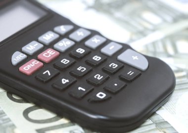 Birkaç Euro ve masada bir hesap makinesi, finans ve tasarruf. İş konsepti