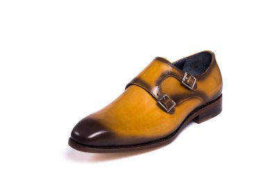 Beyaz arka planda mükemmel erkek deri ayakkabısı.