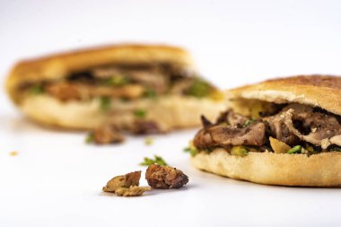 İki shawarma sandviçi, donör kebap, beyaz arka planda jiroskoplar.