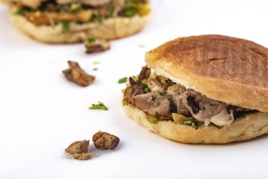 İki shawarma sandviçi, donör kebap, beyaz arka planda jiroskoplar.