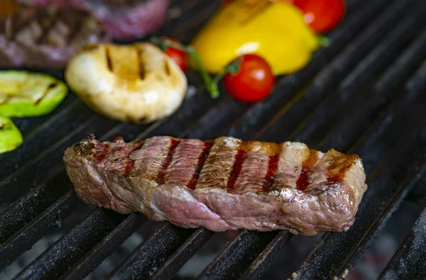 Gesorteerd Heerlijk Gegrild Vlees Met Groenten Kolen Een Barbecue — Stockfoto