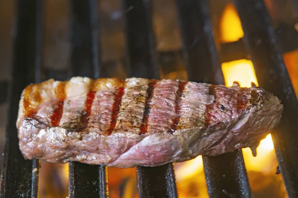 Steaks Auf Flammendem Grill Grillen Und Zielgerichtet Schießen — Stockfoto