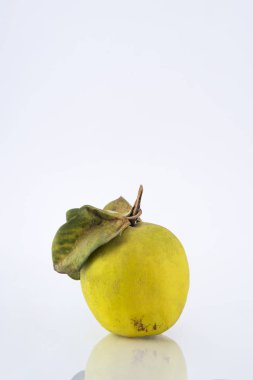 İzole edilmiş beyaz arkaplanda taze sarı ayva