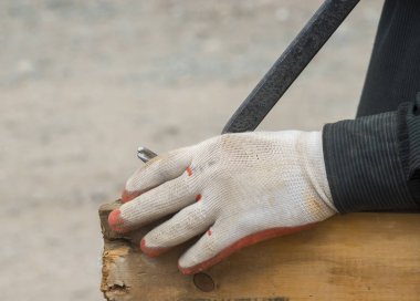 bir çalışma marangoz kirli giysiler bir inşaat alanında çalışır