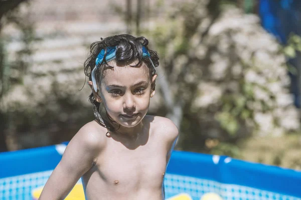 Pequeño Lindo Chico Jugando Piscina —  Fotos de Stock