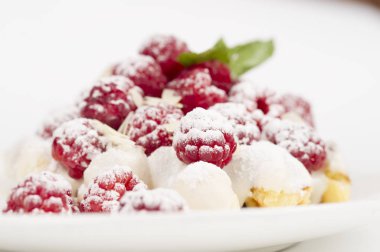 Waffle ahududu ile pudra şekeri toz