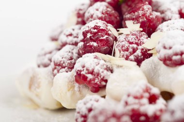 Waffle ahududu ile pudra şekeri toz