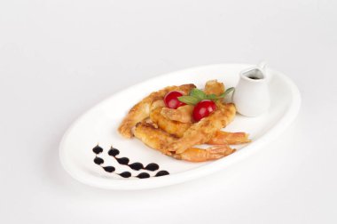 Beyaz tabakta karides.