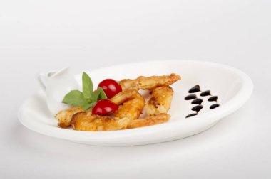 Beyaz tabakta karides.