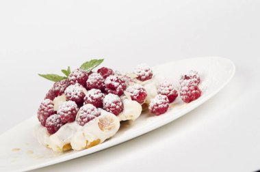 Waffle ahududu ile pudra şekeri toz