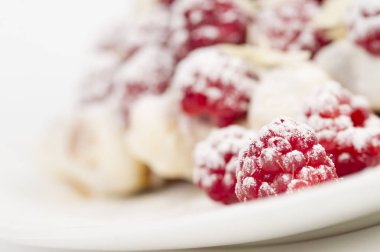 Waffle ahududu ile pudra şekeri toz