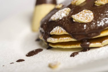 çikolata ve beyaz arka planda ahududu ile gözleme