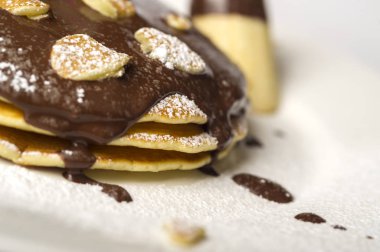 çikolata ve beyaz arka planda ahududu ile gözleme