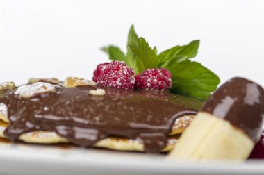 çikolata ve beyaz arka planda ahududu ile gözleme