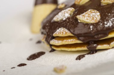 çikolata ve beyaz arka planda ahududu ile gözleme